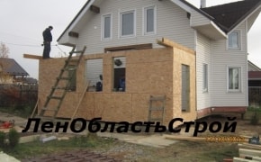 Процесс строительства пристройки к деревянному дому